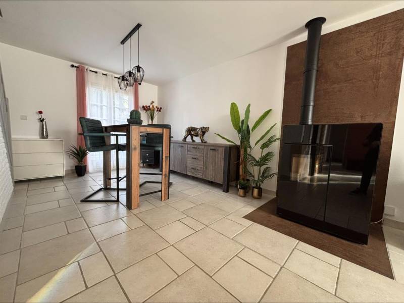 En EXCLUSIVITÉ, Maison NON-MITOYENNE en TRÈS BON ÉTAT idéalement située dans le CENTRE de MONTIVILLIERS (76290)