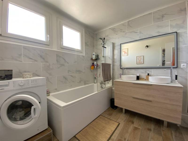 SOUS-COMPROMIS ! Appartement T4 avec BALCON offrant VUE DÉGAGÉE idéalement situé à 5min à PIED de LA PLAGE au HAVRE (76600)
