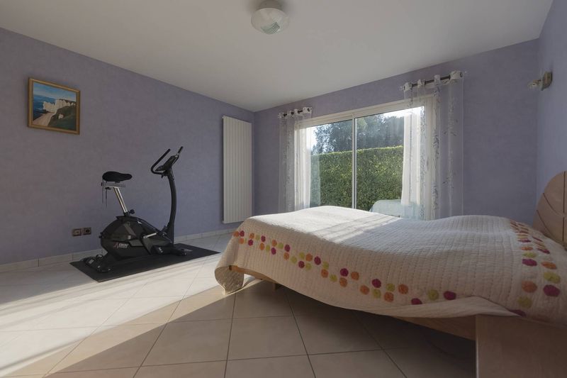À vendre, JOLI PLAIN-PIED TOTAL T4 avec BEAUX VOLUMES situé canton SAINT ROMAIN 76430, secteur convoité !