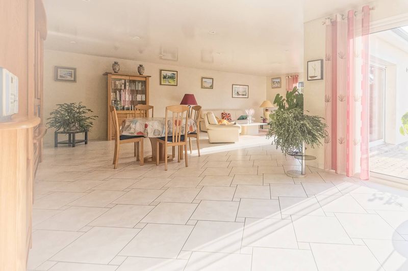 À vendre, JOLI PLAIN-PIED TOTAL T4 avec BEAUX VOLUMES situé canton SAINT ROMAIN 76430, secteur convoité !