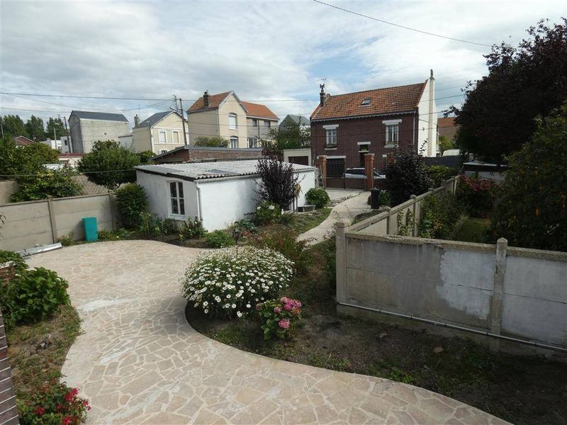 TRÈS JOLIE MAISON DE CARACTÈRE avec GARAGE et JARDIN située proche PLACE SAINTE-CÉCILE 76610