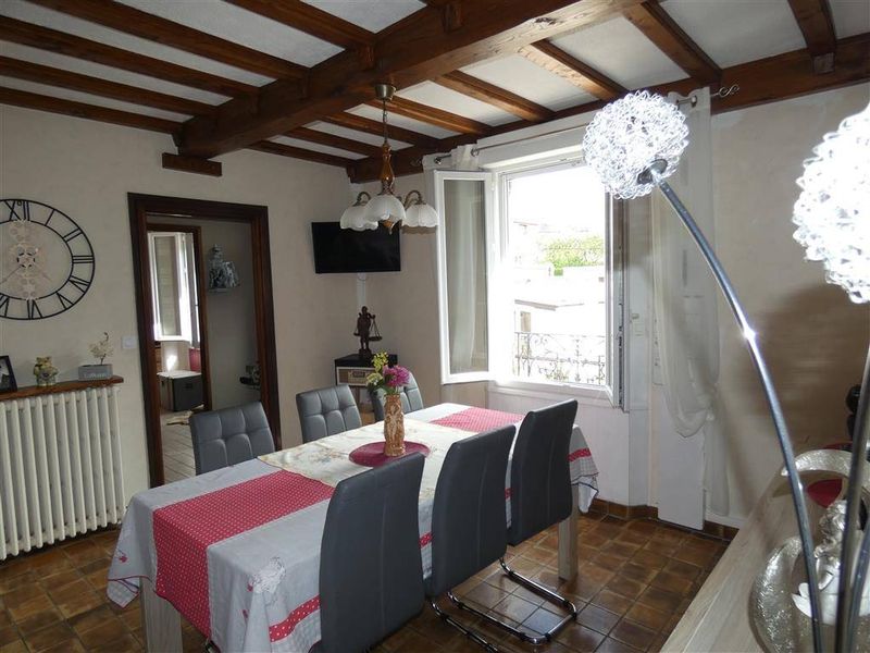 TRÈS JOLIE MAISON DE CARACTÈRE avec GARAGE et JARDIN située proche PLACE SAINTE-CÉCILE 76610