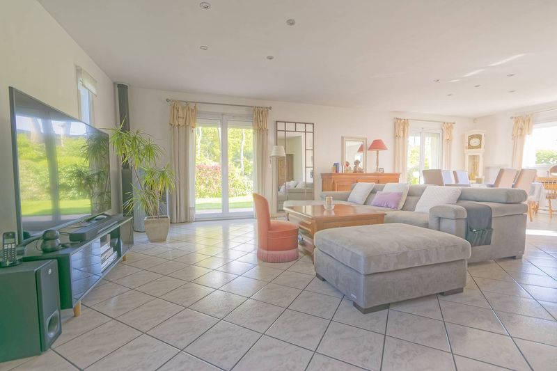 À vendre, PLAIN-PIED TOTAL T4 avec BEAU JARDIN PLAT, CLOS & ARBORÉ de 1500m² situé canton SAINT ROMAIN DE COLBOSC (76430)
