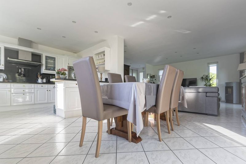 À vendre, PLAIN-PIED TOTAL T4 avec BEAU JARDIN PLAT, CLOS & ARBORÉ de 1500m² situé canton SAINT ROMAIN DE COLBOSC 76430