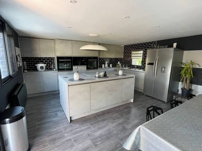 MAISON T4 avec vie de PLAIN-PIED sur BEAU JARDIN PLAT et CLOS de 1100m² en vente à 5 minutes d' ÉTRETAT 76790