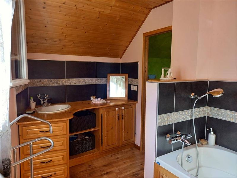 JOLIE MAISON DE CARACTÈRE T4 entièrement RÉNOVÉE située à BOLBEC (76210), proche CENTRE VILLE