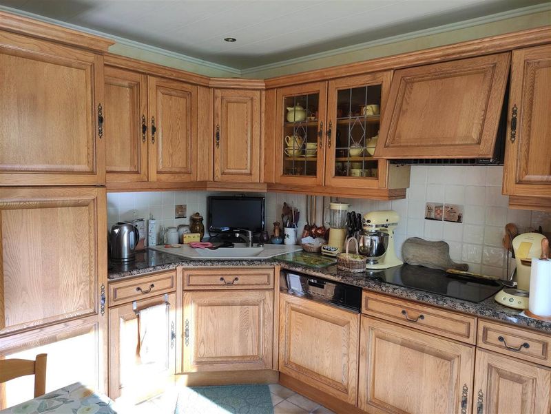 À vendre, JOLI TRADITIONNEL T4 sur SOUS-SOL COMPLET situé proche LILLEBONNE (76170), au CALME !