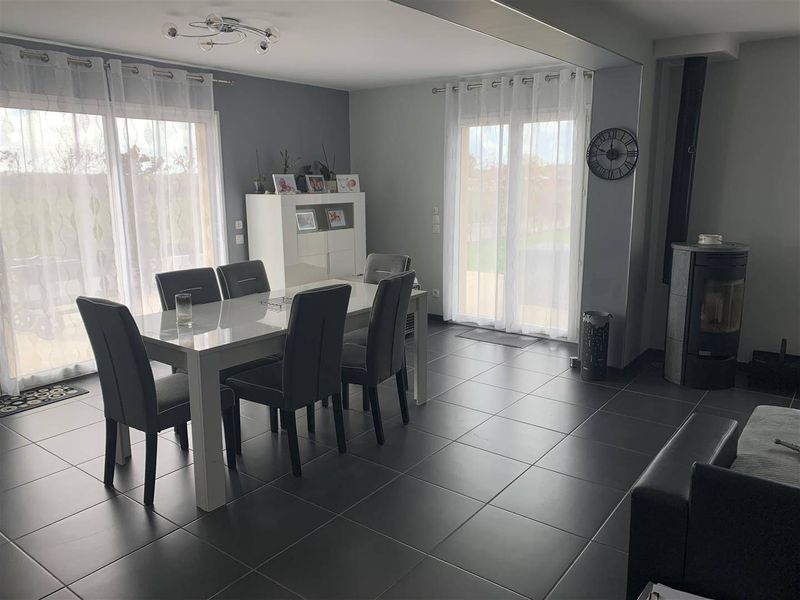 À vendre, PAVILLON FAMILIAL RÉCENT - 5 CHAMBRES - avec vie de PLAIN-PIED situé à SAINT ROMAIN 76430 - proche CENTRE BOURG