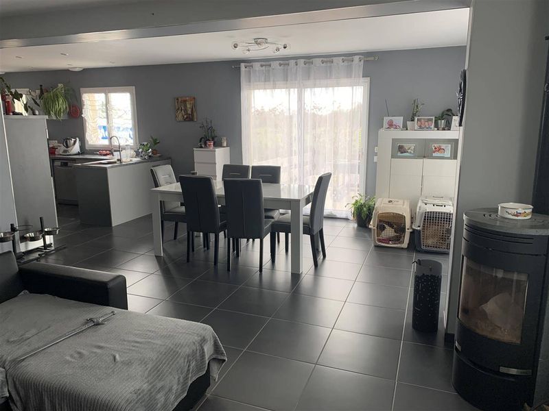 À vendre, PAVILLON FAMILIAL RÉCENT - 5 CHAMBRES - avec vie de PLAIN-PIED situé à SAINT ROMAIN 76430 - proche CENTRE BOURG