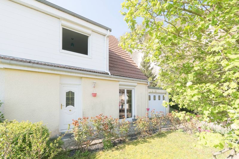 Maison LUMINEUSE édifiée sur BELLE PARCELLE à proximité de l'A131 et du Pont de Tancarville (76430)
