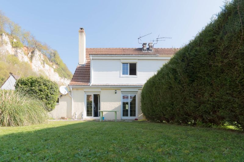 Maison LUMINEUSE édifiée sur BELLE PARCELLE à proximité de l'A131 et du Pont de Tancarville (76430)