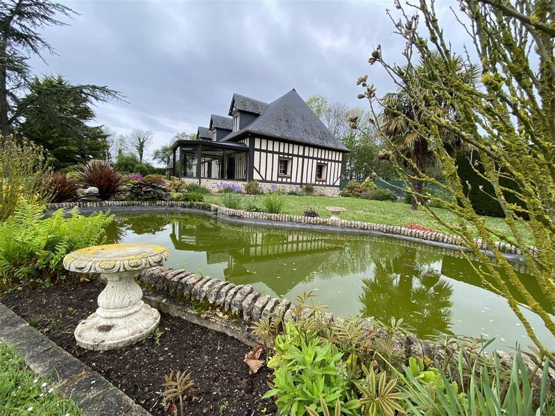 Charmante Longère à Colombages édifiée sur PARC PAYSAGÉ 5500m² située à CAUVILLE-SUR-MER (76930)