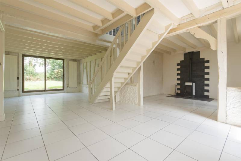 VENDU ! Maison à colombages VOLUME FAMILIAL offrant vie de PLAIN-PIED sur belle parcelle de terrain 2600m² à ST-ROMAIN DE COLBOSC (76430)