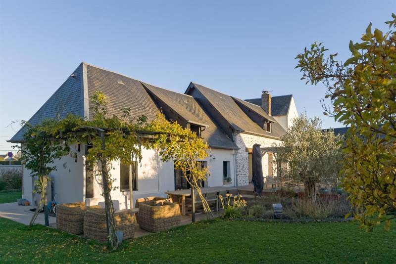 RARE A LA VENTE ! Demeure BEAUX VOLUMES décorée avec goût bien située à 5min de SAINT-ROMAIN DE COLBOSC (76430)