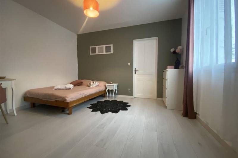 Longère entièrement RÉNOVÉE avec vie de PLAIN-PIED édifiée sur belle parcelle de terrain 2000m² AU CALME - proche ST-ROMAIN DE COLBOSC (76430)