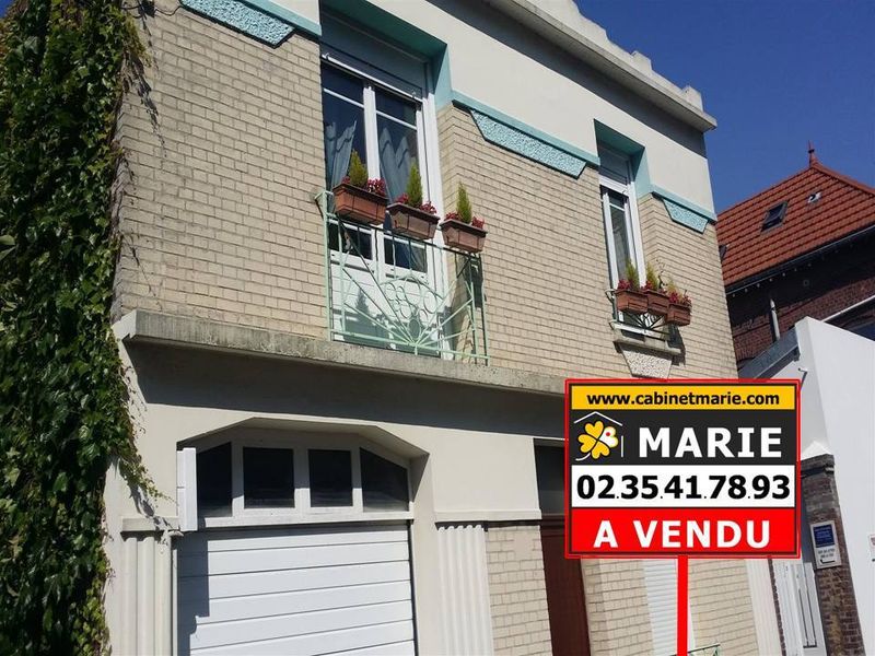 Vendu ! BELLE MAISON T4 avec CACHET sur COUR/PATIO située PLACE SAINTE CÉCILE (76610)