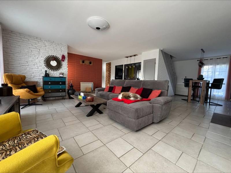 En EXCLUSIVITÉ, Maison NON-MITOYENNE en TRÈS BON ÉTAT idéalement située dans le CENTRE de MONTIVILLIERS (76290)