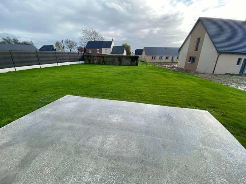 Vendu ! PLAIN-PIED TOTAL NEUF avec 3 CHAMBRES & GARAGE situé PLEIN COEUR de SAINT ROMAIN DE COLBOSC (76430)
