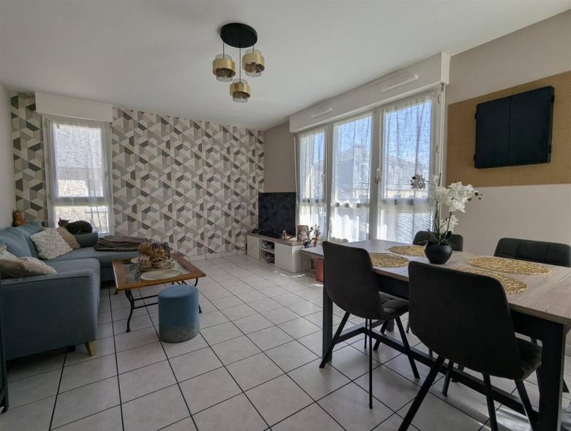 En EXCLUSIVITÉ, Appartement en TRÈS BON ÉTAT avec BALCON idéalement situé en PLEIN COEUR de SAINT-ROMAIN DE COLBOSC (76430)