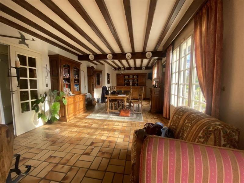 Maison NON-MITOYENNE offrant vie de PLAIN-PIED très bien située dans le Centre-Bourg de FONTAINE-LA-MALLET (76290)